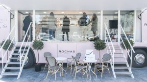 Escenografia diseno autobus road-show Mademoiselle Rochas