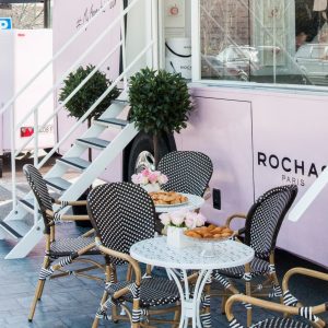 Escenografia diseno autobus road-show Mademoiselle Rochas