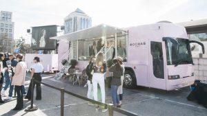 Escenografia diseno autobus road-show Mademoiselle Rochas