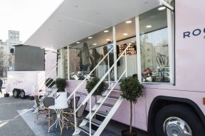 Escenografia diseno autobus road-show Mademoiselle Rochas