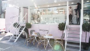 Escenografia diseno autobus road-show Mademoiselle Rochas