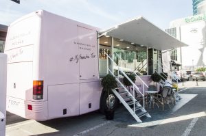 Escenografia diseno autobus road-show Mademoiselle Rochas