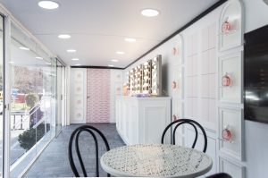 Escenografia diseno autobus road-show Mademoiselle Rochas