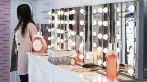 Escenografia diseno autobus road-show Mademoiselle Rochas