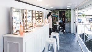 Escenografia diseno autobus road-show Mademoiselle Rochas