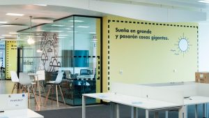 Interiorismo grafico oficinas Direct Seguros Madrid