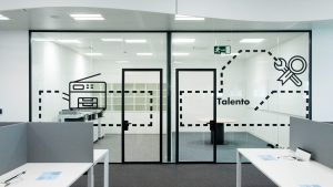 Interiorismo grafico oficinas Direct Seguros Madrid
