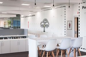 Interiorismo grafico oficinas Direct Seguros Madrid