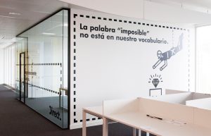 Interiorismo grafico oficinas Direct Seguros Madrid