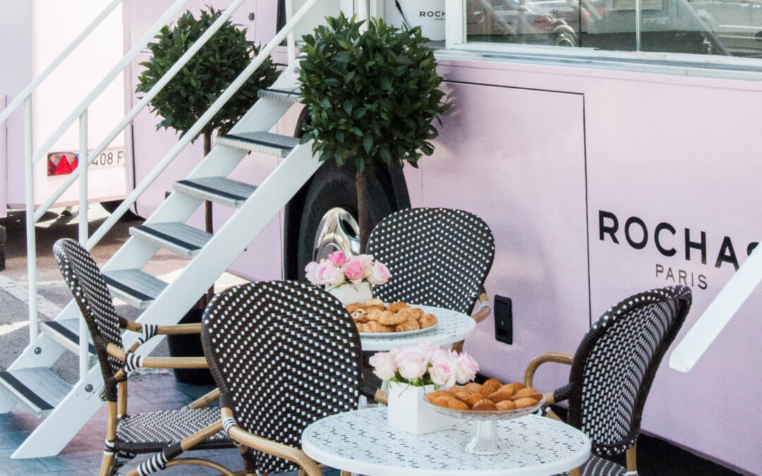 Escenografia diseno autobus road-show Mademoiselle Rochas