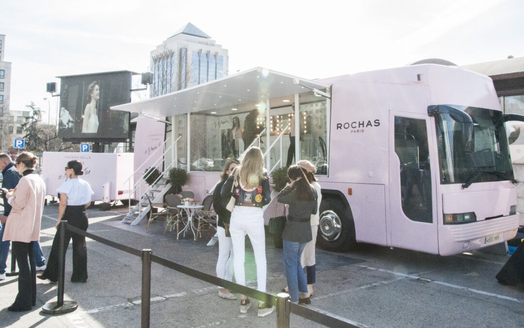 Escenografia diseno autobus road-show Mademoiselle Rochas