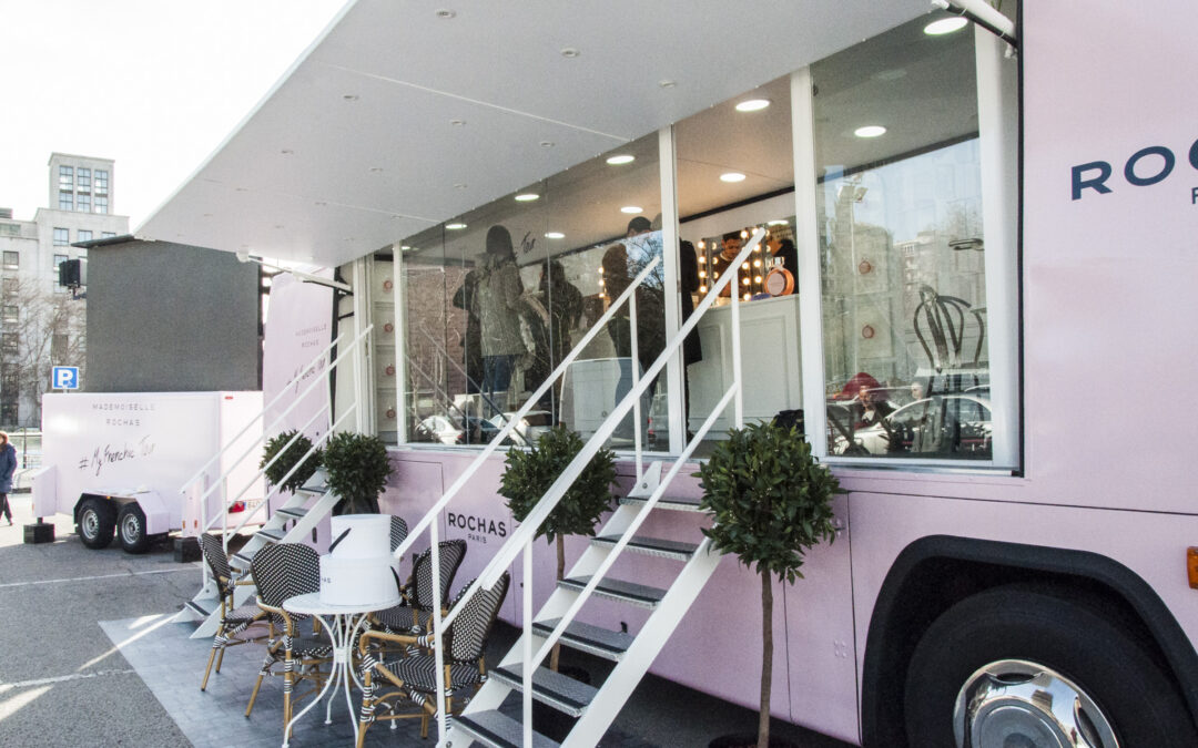 Escenografia diseno autobus road-show Mademoiselle Rochas