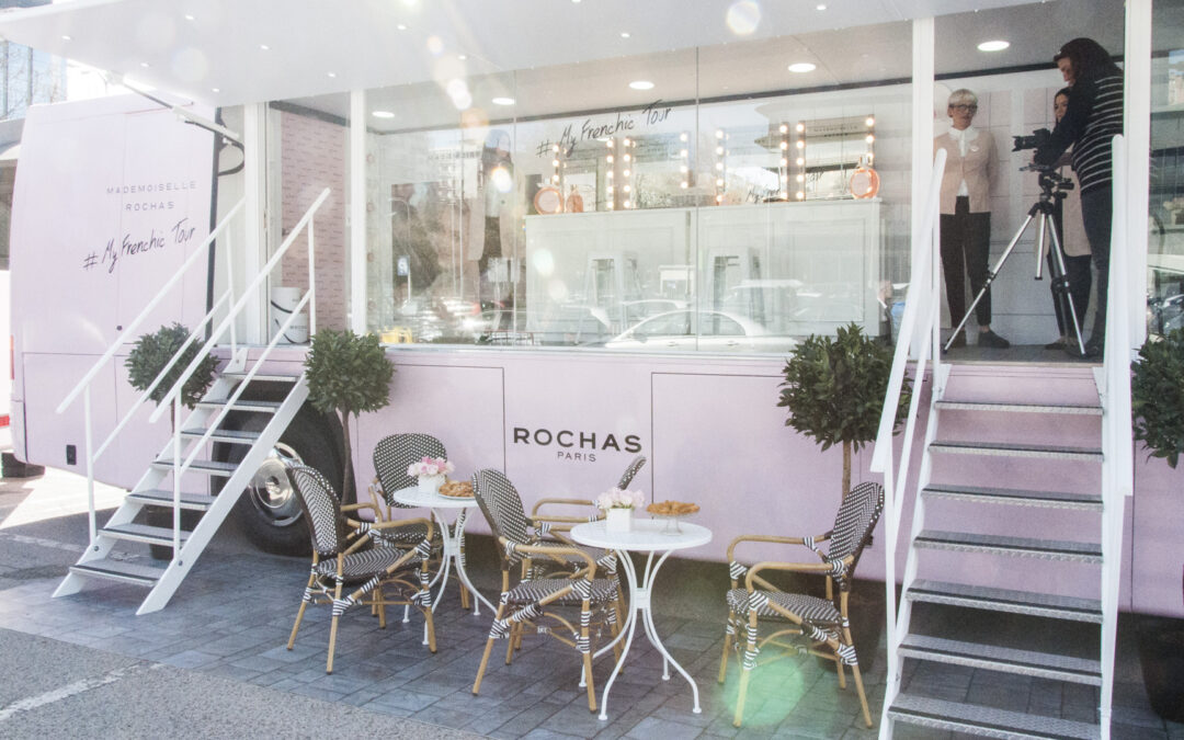 Escenografia diseno autobus road-show Mademoiselle Rochas