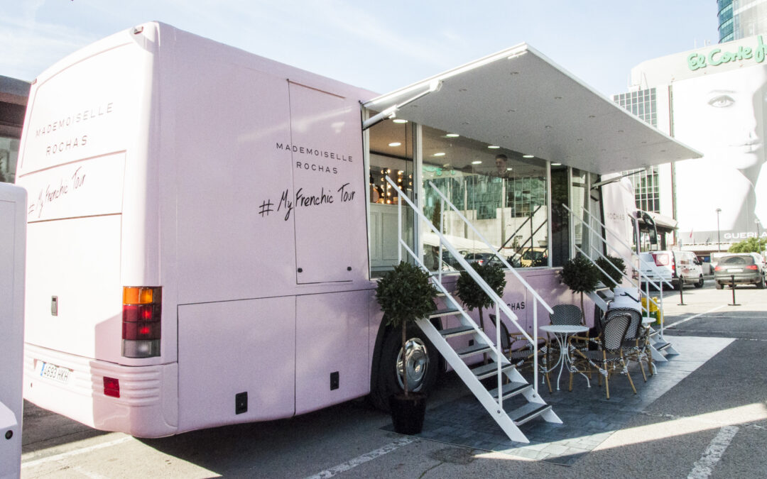 Escenografia diseno autobus road-show Mademoiselle Rochas