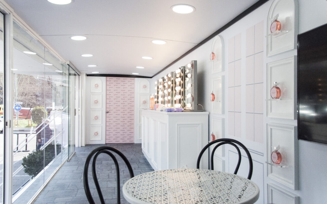 Escenografia diseno autobus road-show Mademoiselle Rochas