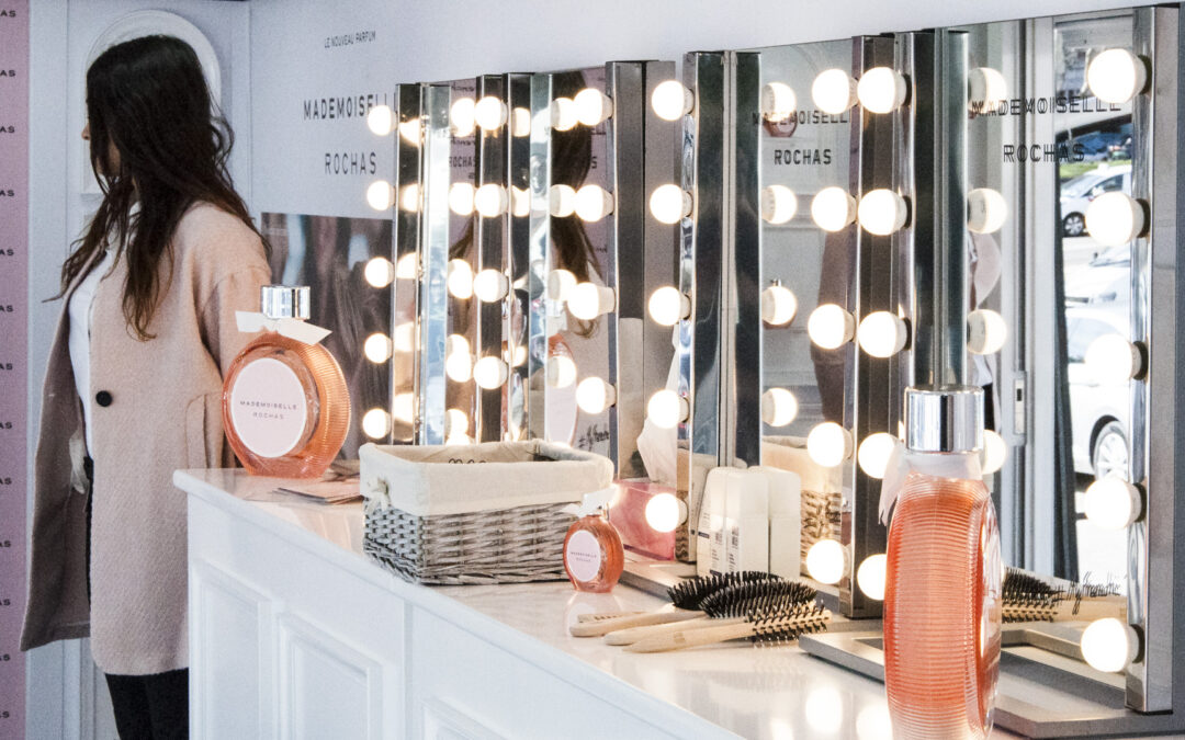 Escenografia diseno autobus road-show Mademoiselle Rochas