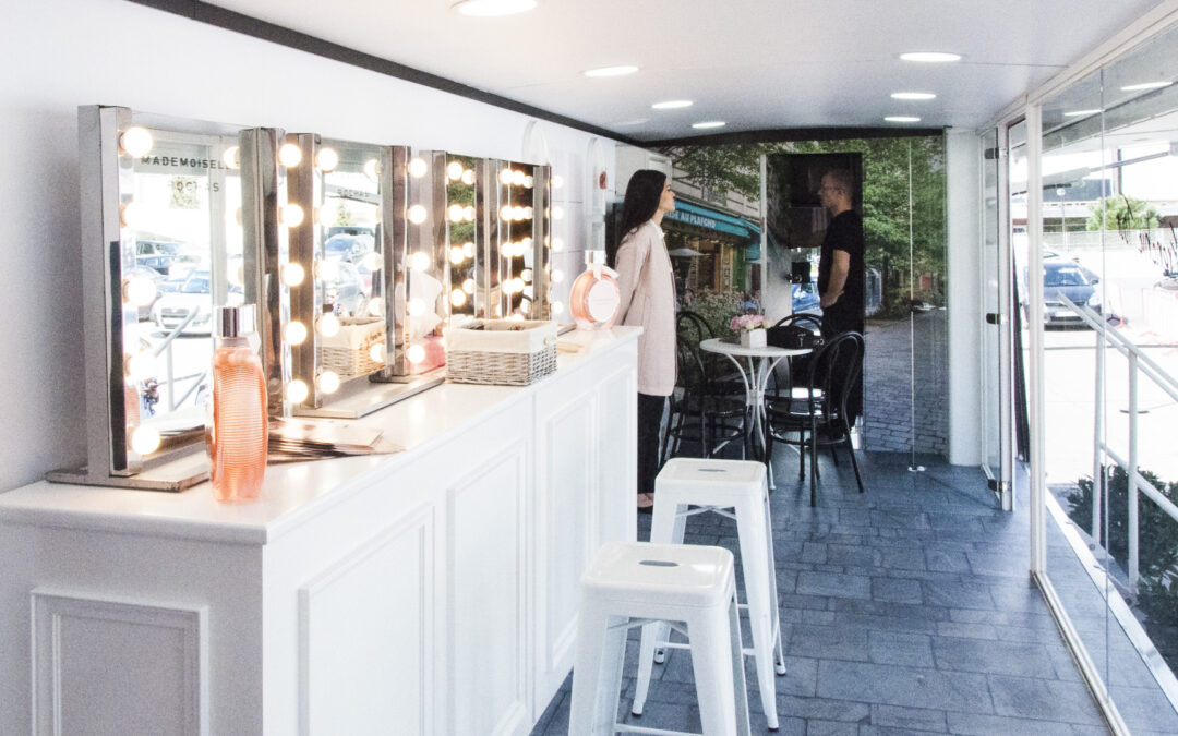 Escenografia diseno autobus road-show Mademoiselle Rochas